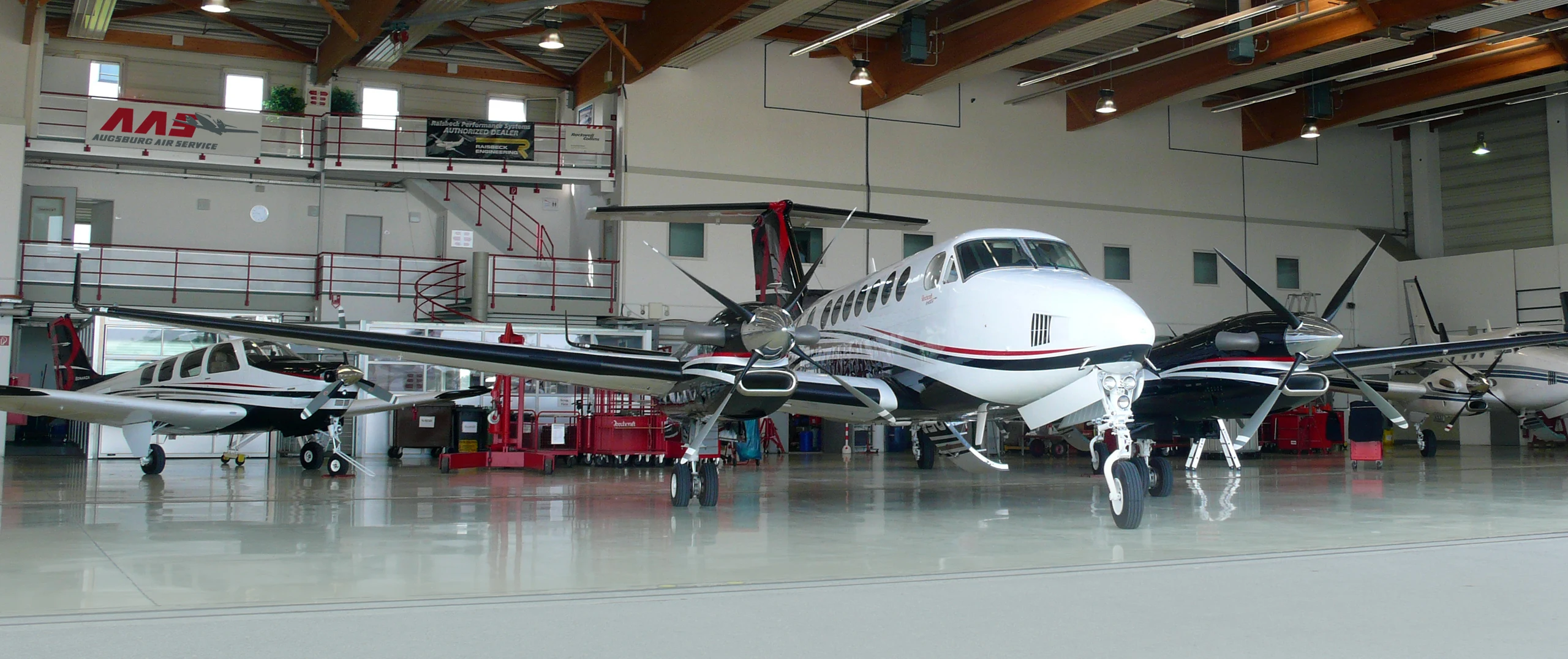 Hangar corporativo con aeronaves ejecutivas en entorno técnico especializado